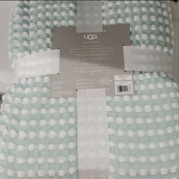 NEW UGG MINT GREEN + CREAM DOT REVERSIBLE BLANKET THROW IN PKG NWT - Picture 2 of 2